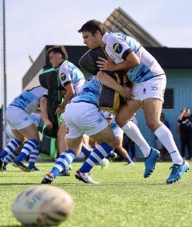 Imagen secundaria 2 - La alcaldesa de Huelva, Pilar Miranda, hizo el saque de honor con el que se inauguró el campo de rugby en El Torrejón