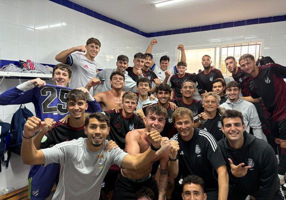 Los jugadores del Atlético Onubense celebrando su triunfo contra el Castilleja