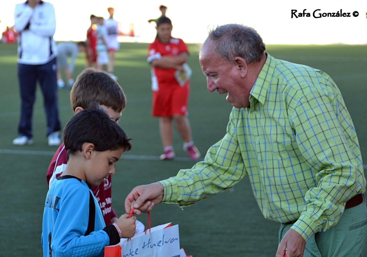 José Sánchez Castizo, con jóvenes futbolistas