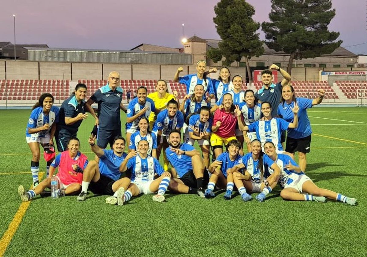 El equipo onubense celebra el triunfo en Granada