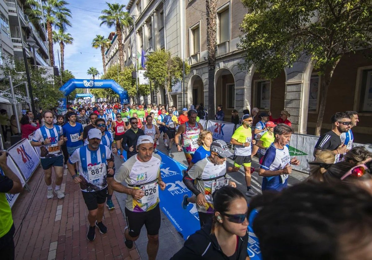 Un instante de la salida de la edición del año pasado por la Gran Vía de Huelva