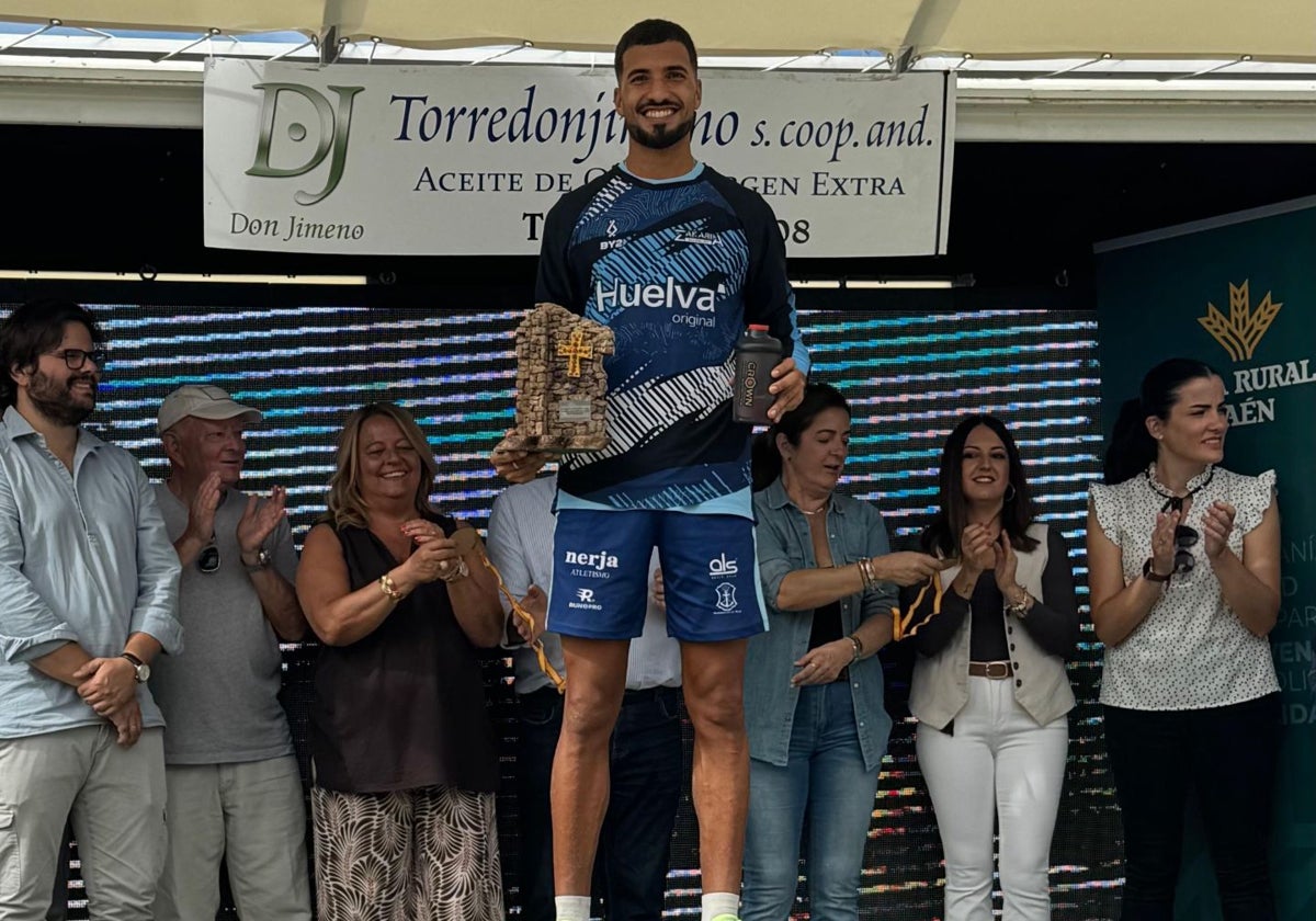 Zakaria Boufajat, en el podio del Cross Internacional del Aceite