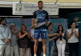 Zakaria Boufajat, en el podio del Cross Internacional del Aceite