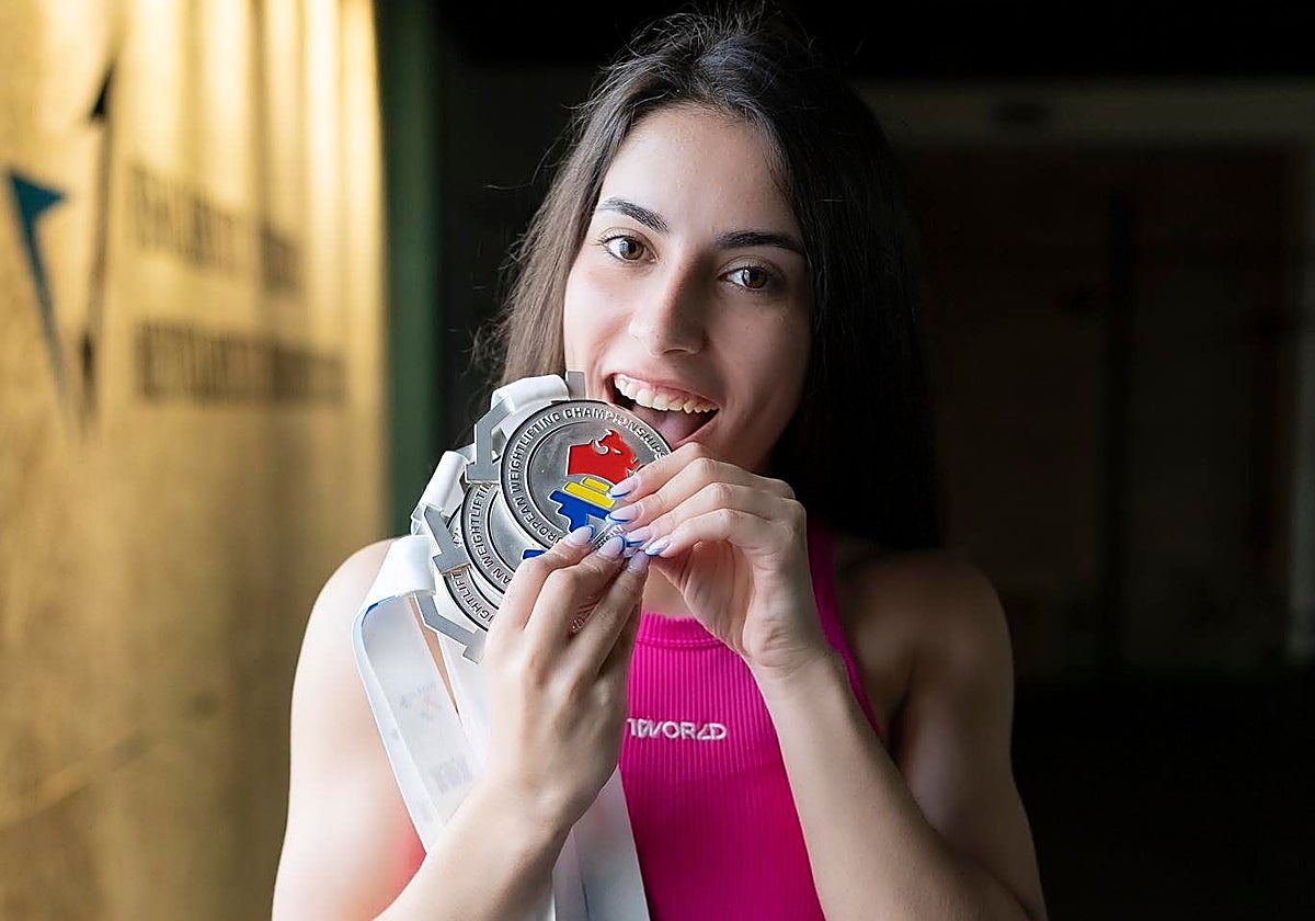 Lucía Gómez, con sus medallas en un campeonato anterior