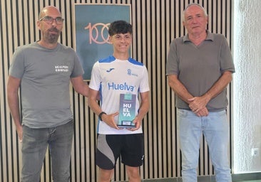 Víctor Mora acompaña a su crecimiento el título de campeón provincial absoluto de Huelva