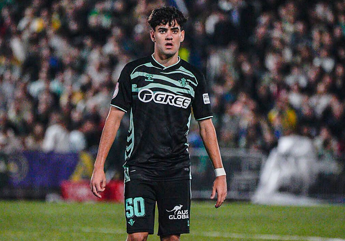 Iván Corralejo en el césped del estadio Sergio León de Palma del Río, este jueves