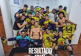 Los jugadores amarillos celebran la victoria