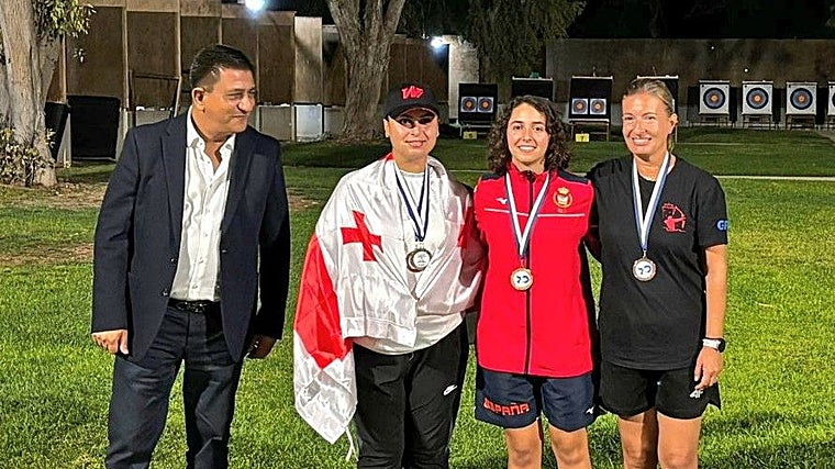 La arquera onubense, con su oro, junto a las otras dos medallistas