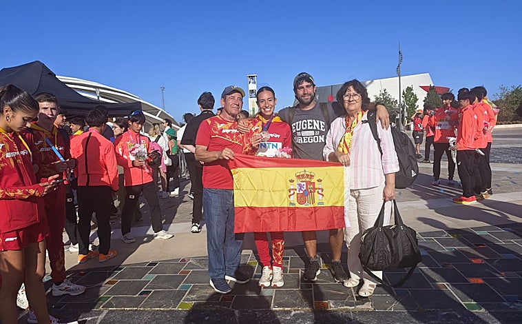 Imagen principal - Laura García-Caro, con su famila, con su entrenador y compitiendo