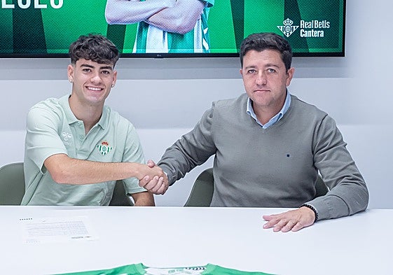 Iván Corralejo tras firmar la ampliación de su contrato con el Betis hasta el año 2028
