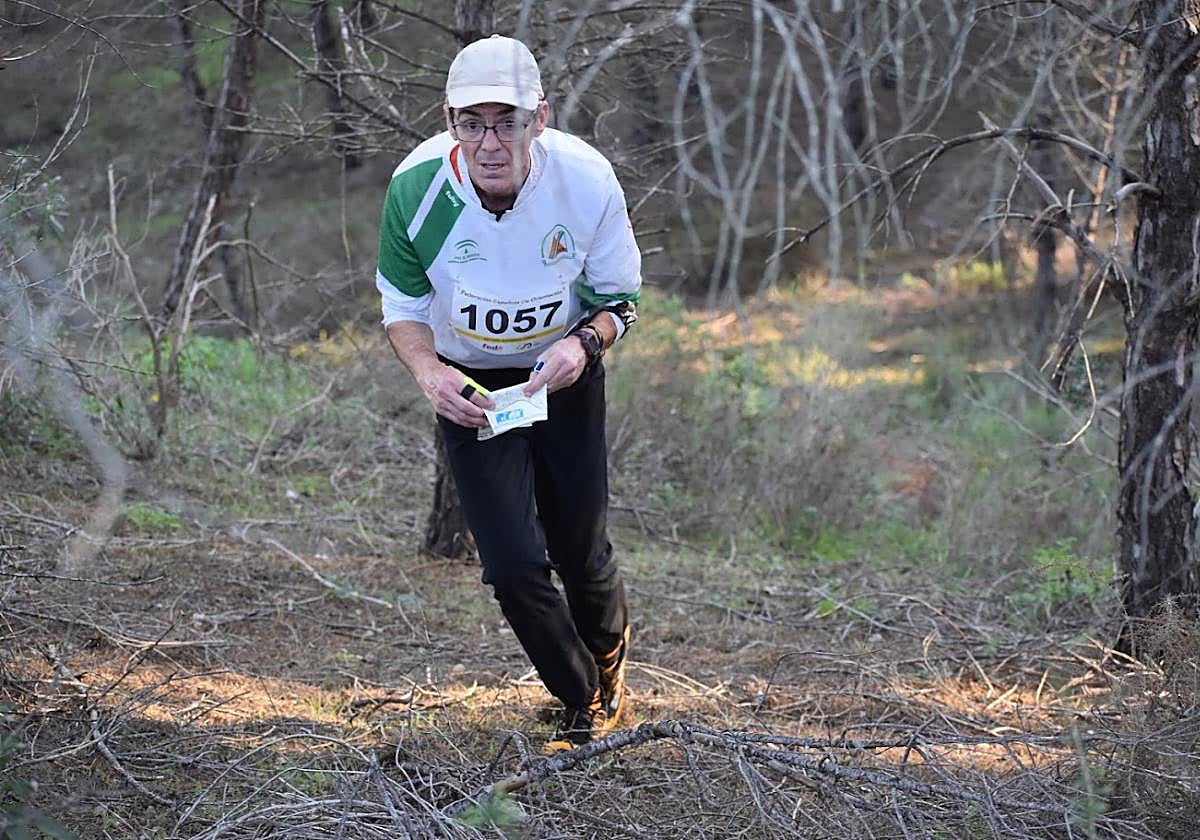 Un orientador en plena carrera durante la competición del año pasado