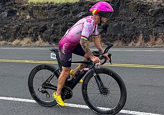 Chamba, en un momento del segmento de ciclismo de la primera etapa del Mundial de Ultraman