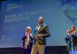Emilio Martín, con el premio que reconoce su gran trayectoria deportiva