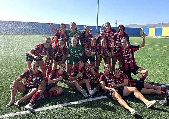 Las jugadoras del equipo onubense tras la victoria
