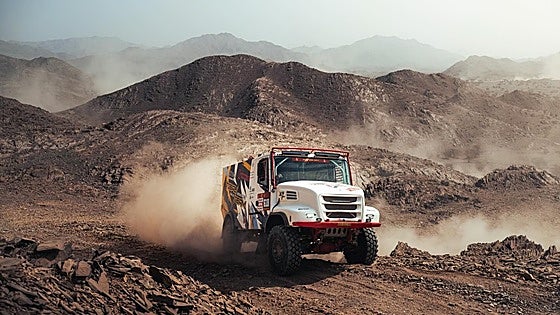El mejor piloto español de camiones en el Dakar es un agricultor de Lucena del Puerto
