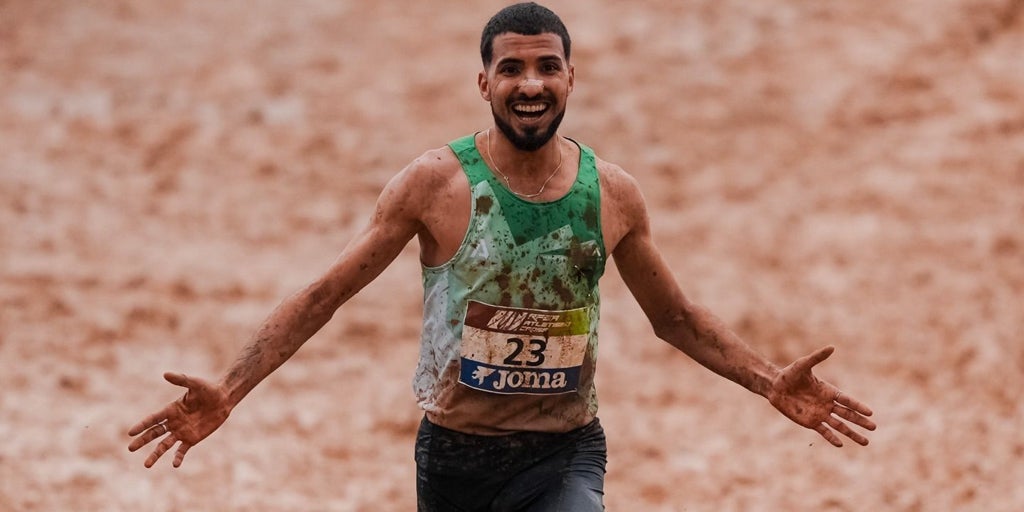 Zakaria Boufaljat, sonriente sobre el barro: «No sólo fue conseguir una medalla, fue darle sentido a tanto trabajo y sacrificio»