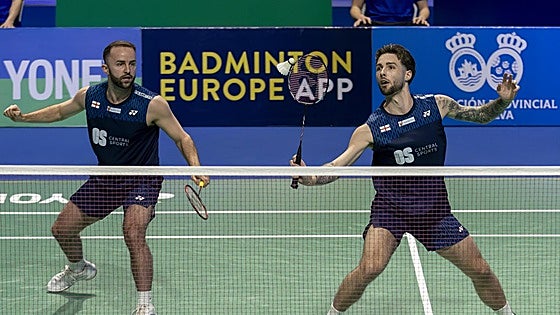 Los hermanos mandan en el Europeo de Bádminton de Huelva camino de las finales