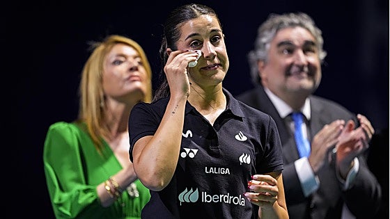 Huelva eterniza el legado de Carolina Marín con una gran camiseta elevada al cielo de su palacio