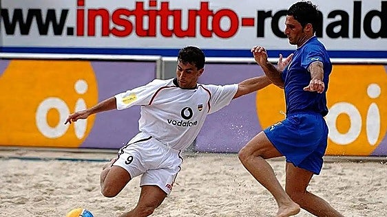 Homenaje de leyenda en Huelva: el fútbol playa recuerda a Chico y David Cordón con un emotivo encuentro