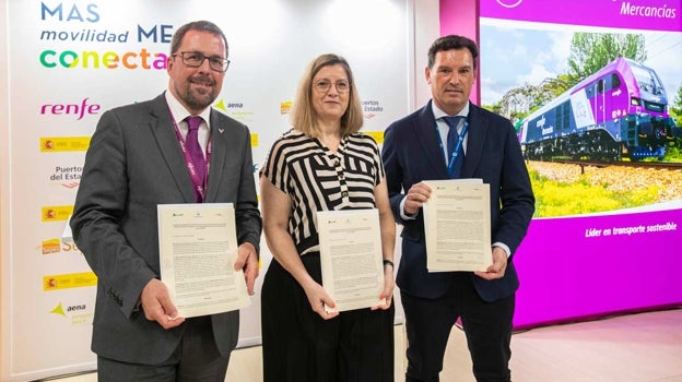 Raúl Blanco, María Luisa Domínguez y Alberto Santana, tras la firma del acuerdo