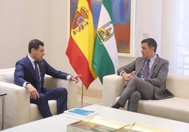 Juanma Moreno le pide por carta a Pedro Sánchez que «cese la campaña de acoso» al sector de los frutos rojos de Huelva