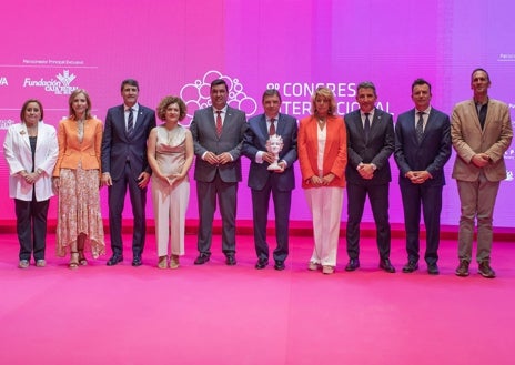 Imagen secundaria 1 - El Ministro Planas dice que trabajarán con el sector de los frutos rojos para que alcance «las metas que se proponga»