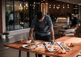 Una empresa de hostelería de Matalascañas precisa de ocho cocineros y ocho camareros