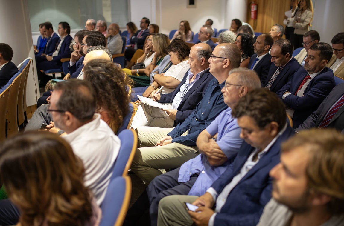 Público asistente al primer encuentro de 'La mirada económica' en Huelva