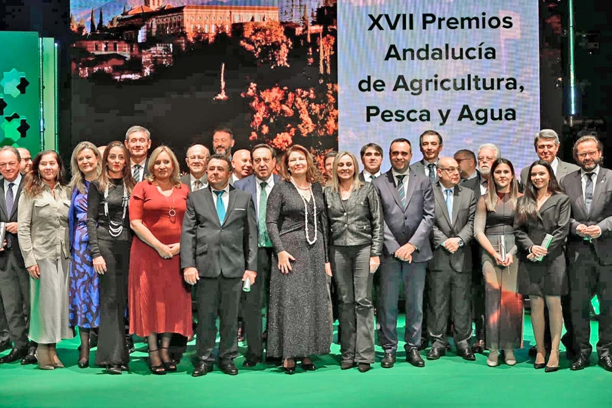 Foto de familia de los premiados durante el acto que tuvo lugar en Granada