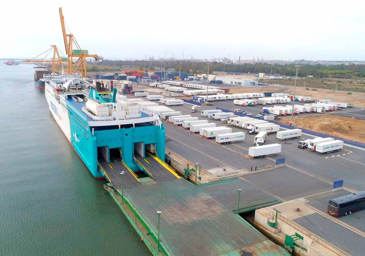 Instalaciones en el Muelle Sur del puerto onubense