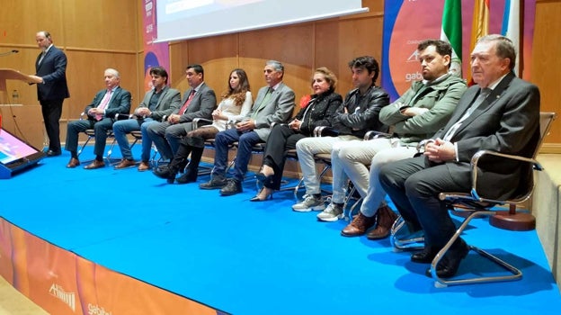 Los galardonados junto al presidente de la FOE durante el acto