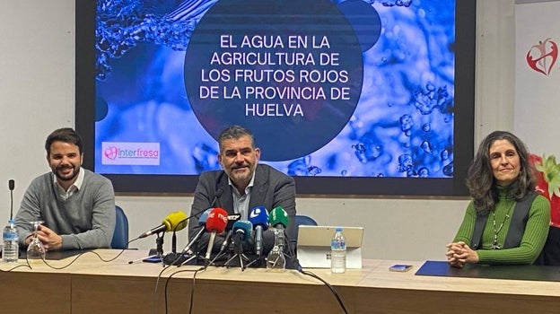 Pedro Díaz, Pedro Marín y Belinda Lagares, en la presentación del estudio