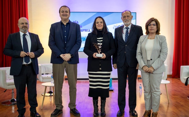 Imagen principal - Aiqbe resalta el papel de la industria «como palanca de desarrollo de futuro de Huelva»