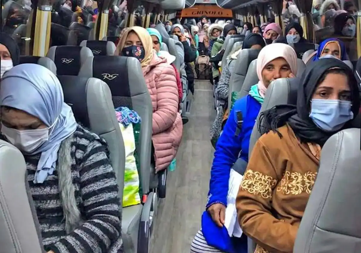 Traslado en autobús de temporeras de Marruecos contratadas en origen