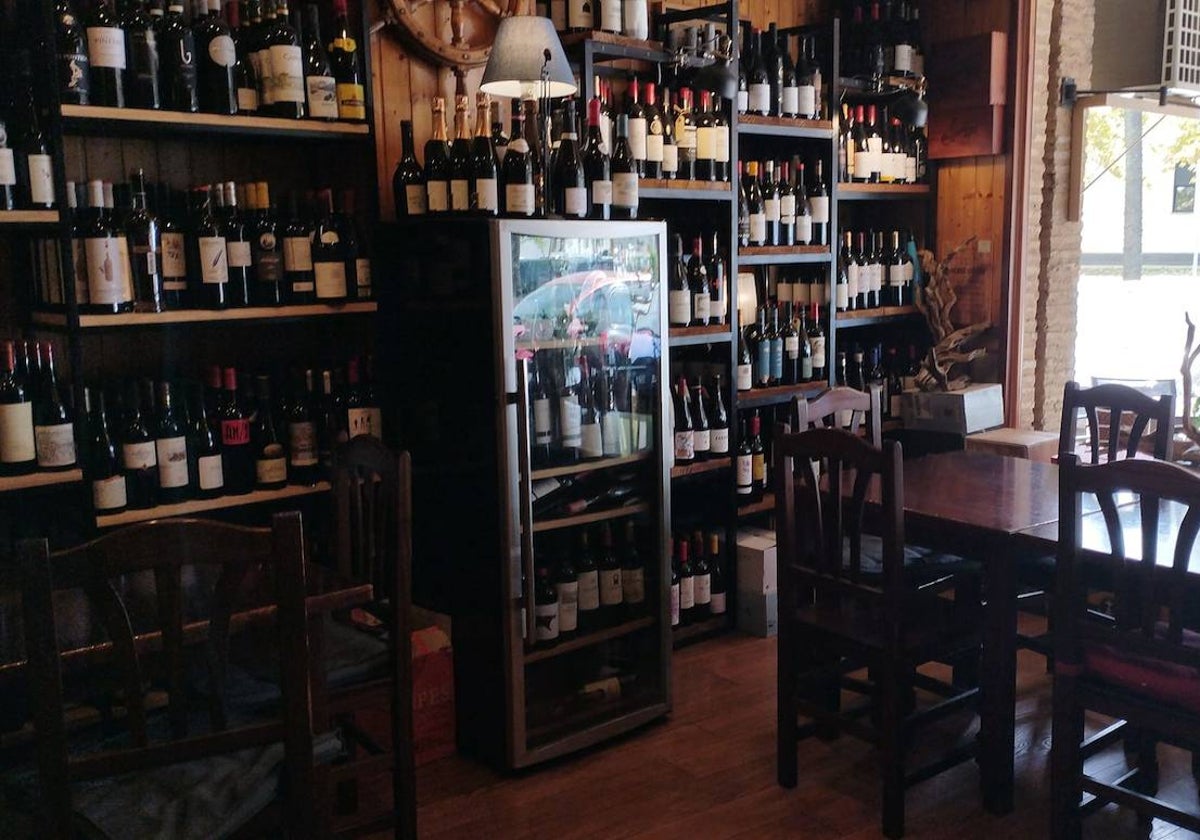 El interior del restaurante La Tabernilla de Huelva