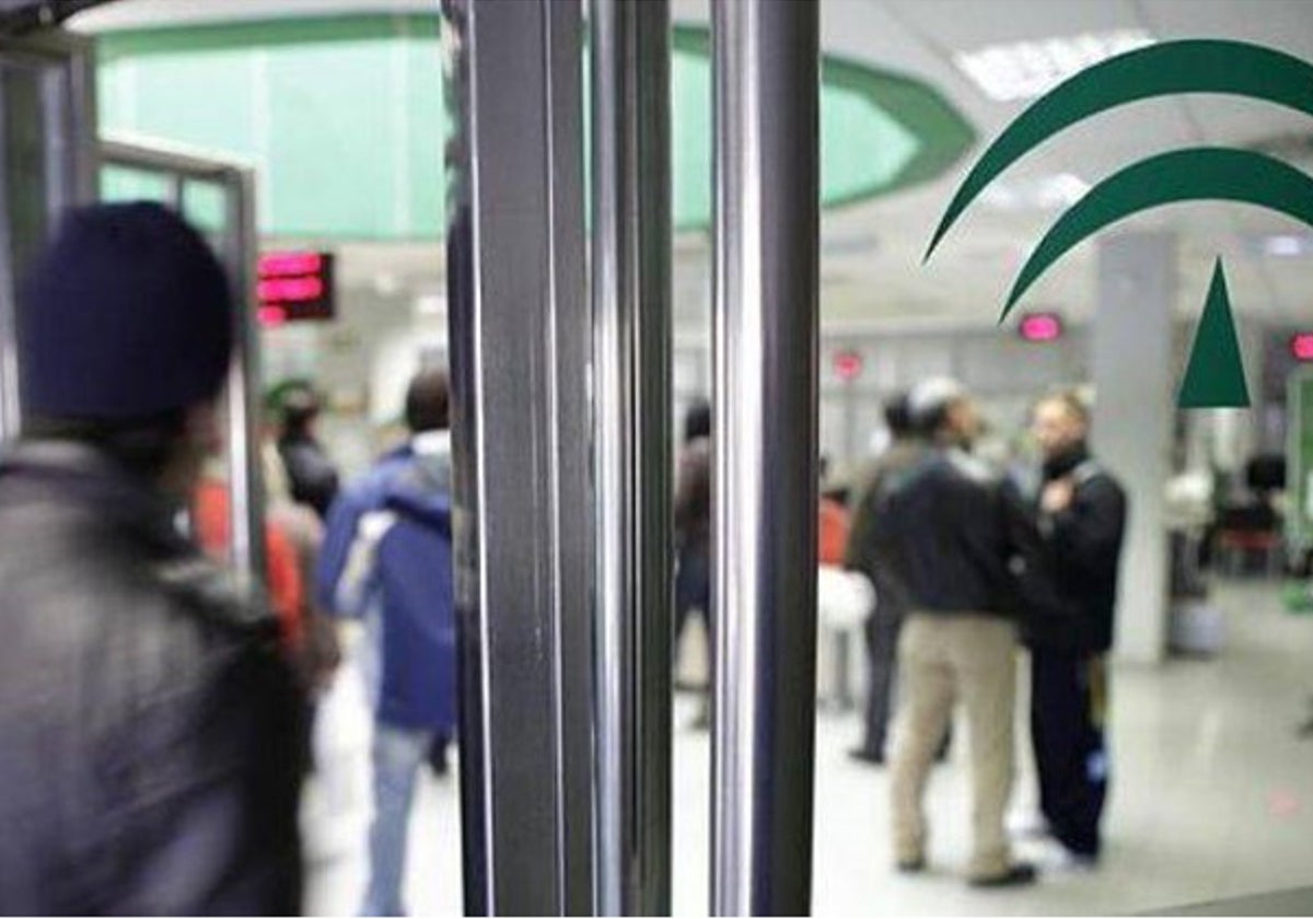 Puerta de entrada a una oficina del SEPE en Andalucía