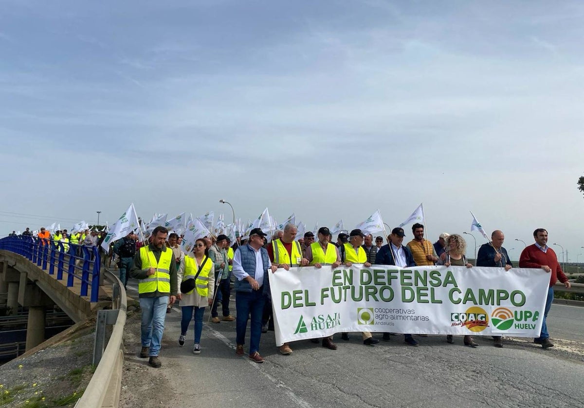Un momento de la manifestación en defensa del campo en Huelvvvvvva