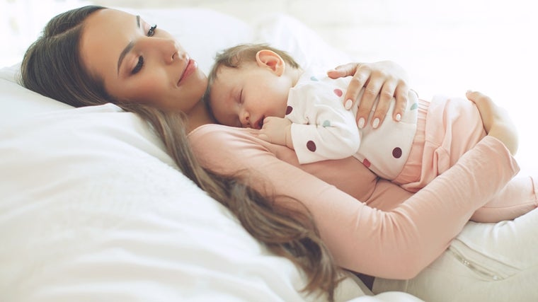 Imagen de archivo de una madre con su hijo