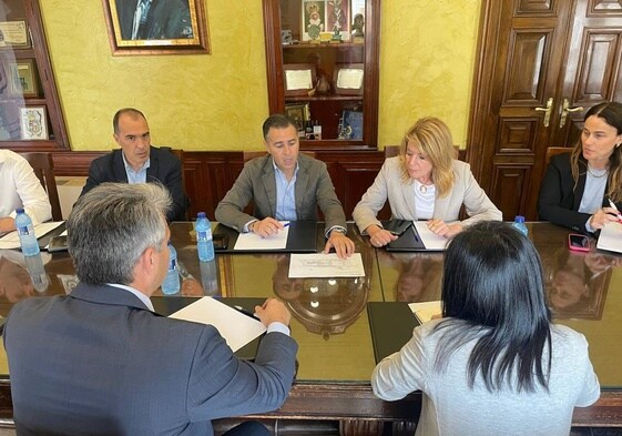 La alcaldesa de Huelva en su encuentro de esta mañana con representantes de Trina Solar y Arbro