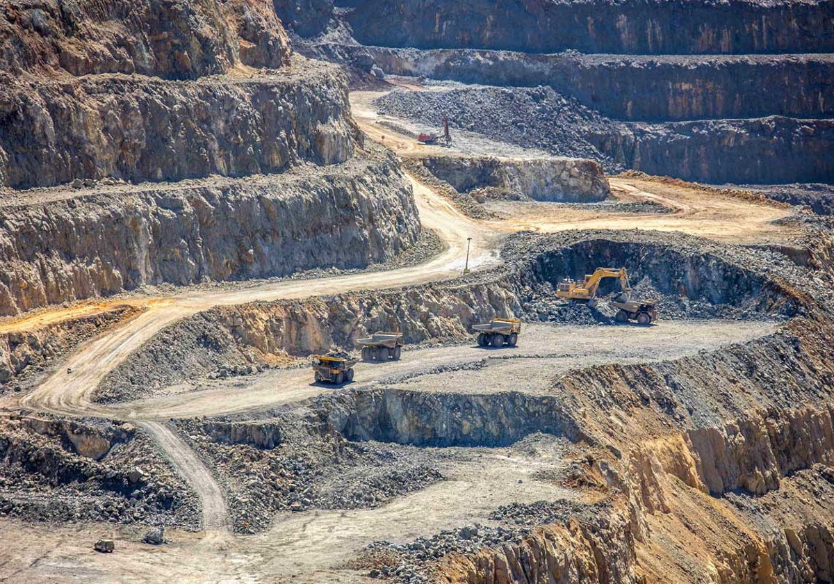 Maquinaria trabajando en la mina riotinteña