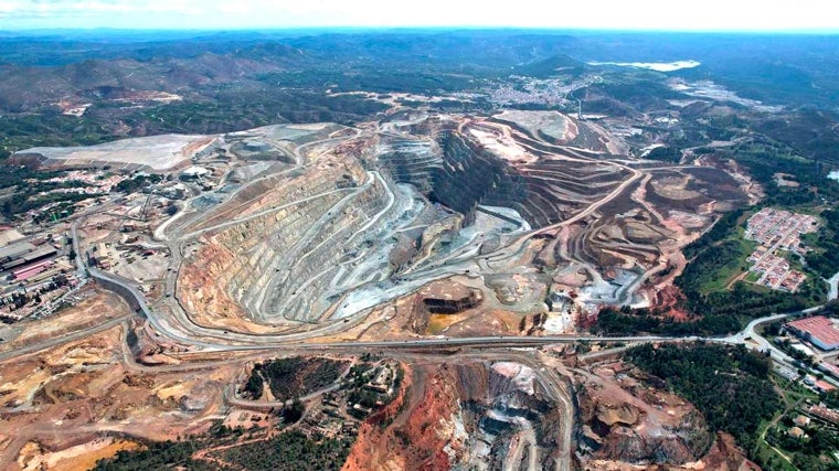 Panorámica aérea de la mina onubense