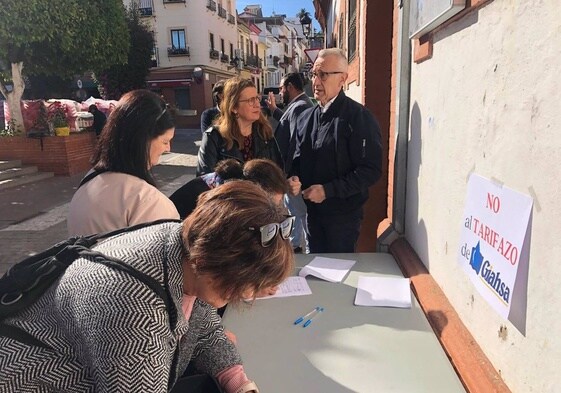 Juan Antonio García, portavoz del PSOE, en una mesa en Bonares contra el 'tarifazo' de Giahsa
