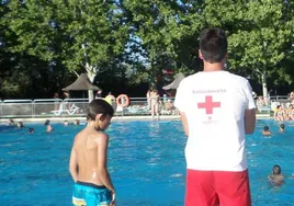 Santa Olalla del Cala precisa de cuatro socorristas para su piscina municipal