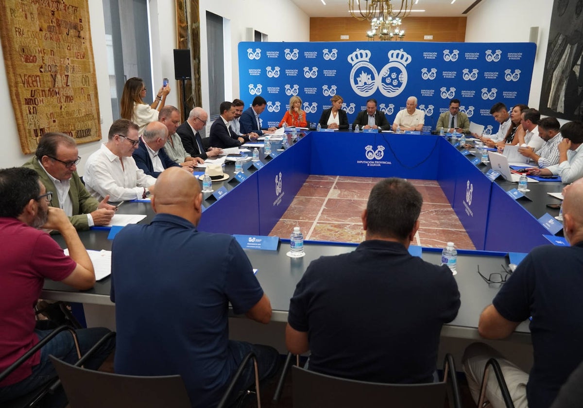 La reunión de los integrantes de la Comisión para el Impulso de las Infraestructuras en Huelva