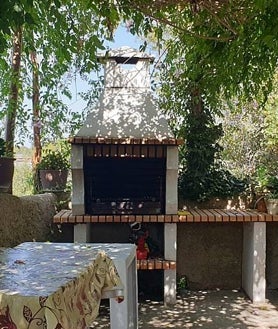 Imagen secundaria 2 - La casa rural cuenta con siete camas, un baño, tres habitaciones y una excelente ubicación en la Sierra de Huelva