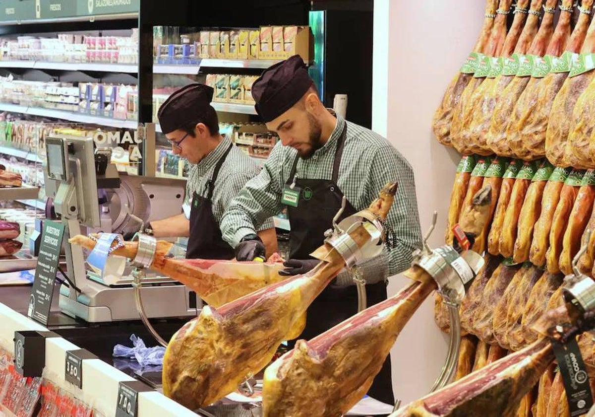 Dos trabajadores de Mercadona en la sección de charcutería