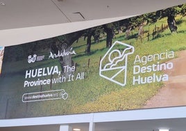 La publicidad de 'Destino Huelva' ya luce en el aeropuerto de Faro