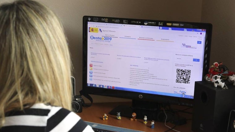 Imagen de archivo de una persona haciendo por internet la Declaración de la Renta