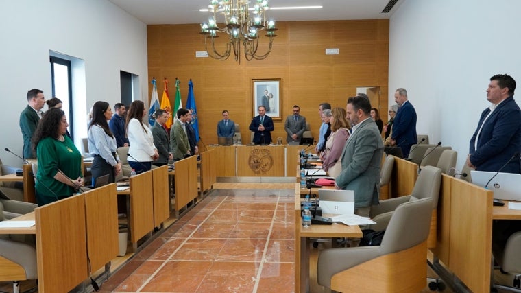 Minuto de silencio por las victimas de la DANA en Valencia antes de iniciar el Pleno de la Diputación de Huelva