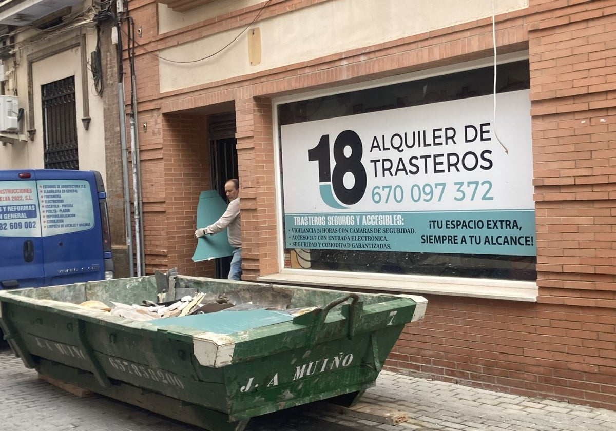 Local en obras para acoger trasteros en alquiler en la calle Miguel Redondo de Huelva